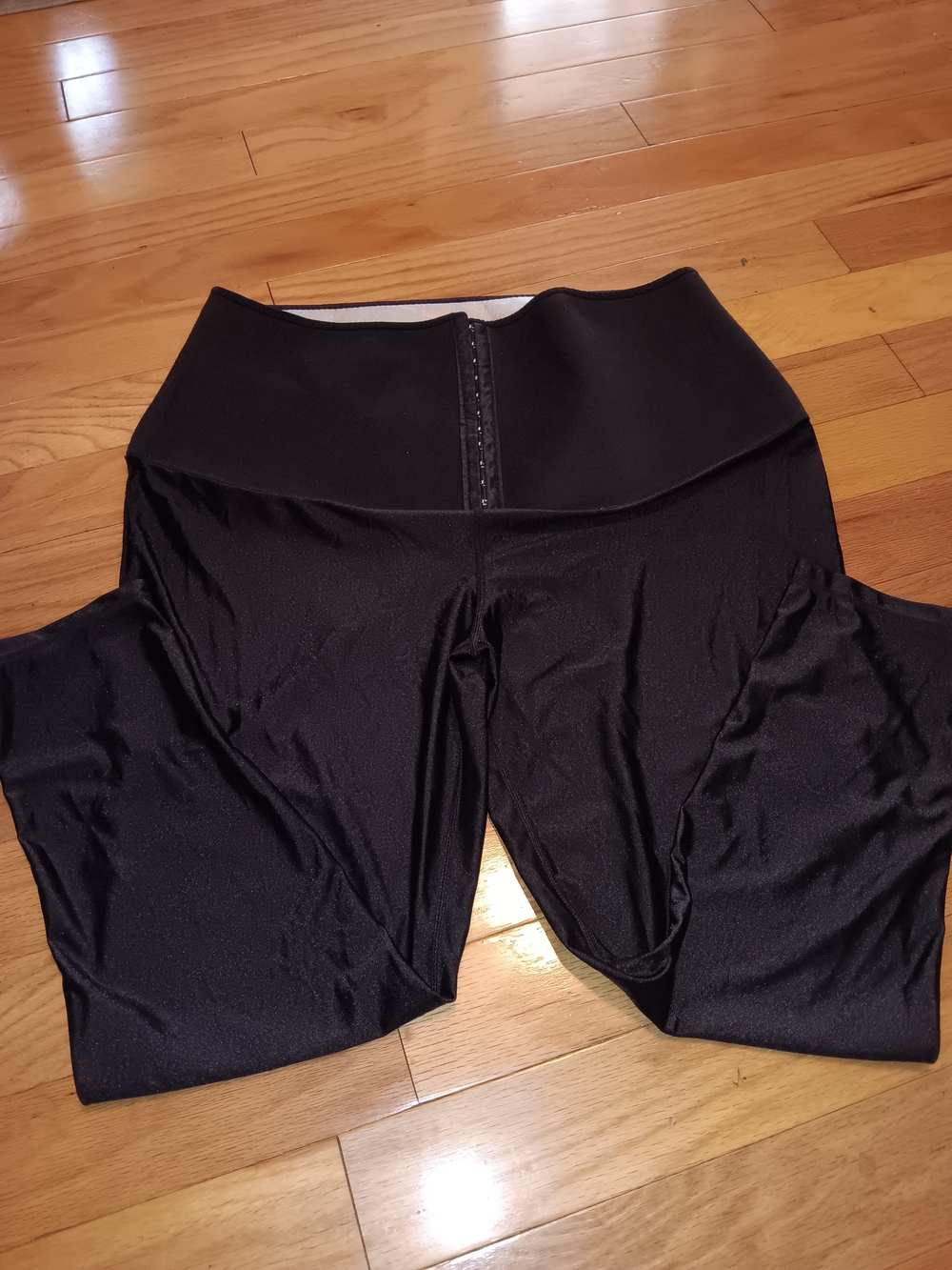 high-waisted sauna leggings With a multi-row hook-and-eye closure at the waist